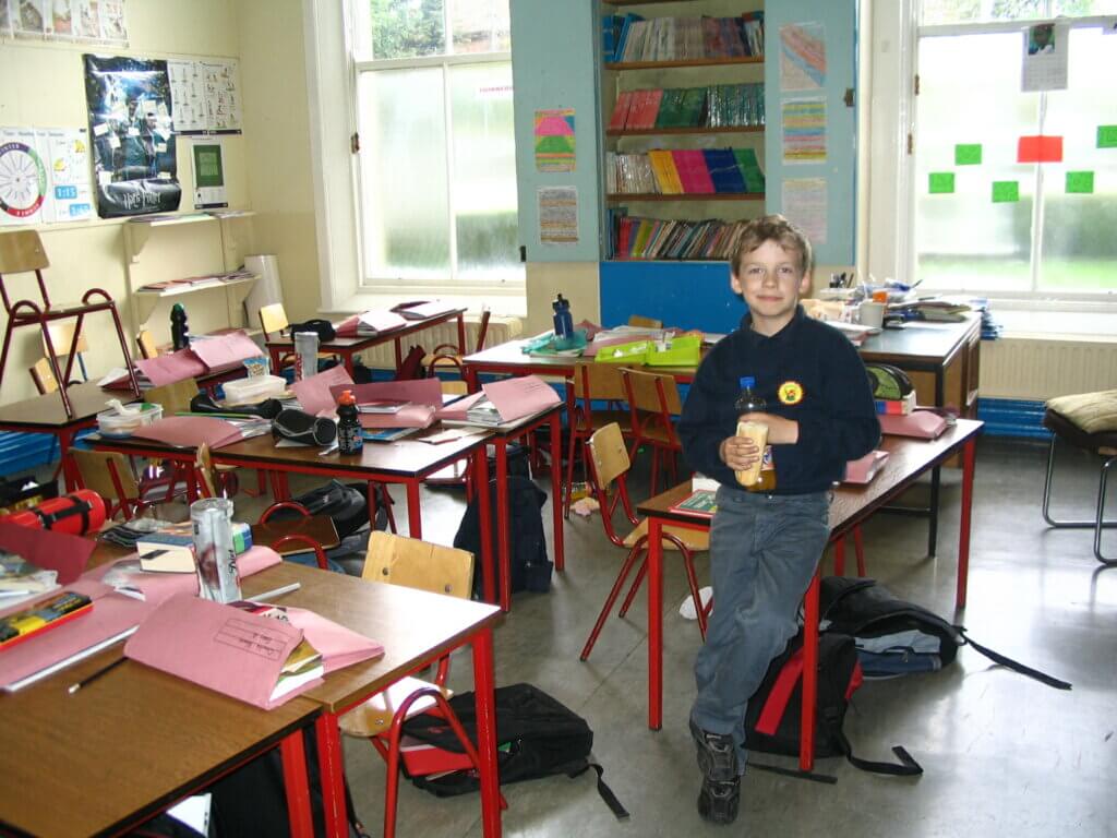 Mag.a Ingrid Weltler-Müllers Sohn in einer MS in Dublin mit bunten Tischen in einem Klassenzimmer.