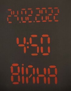 Darija malte die genaue Uhrzeit in digitalen roten Zahlen auf schwarzen Hintergrund. Titel: Kriegsbeginn 10-Minuten später