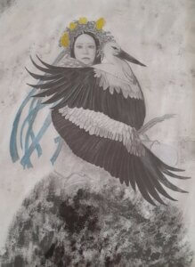 Eine Bleistiftzeichnung von Snishana-Nemanyhina zeigt eine Frau mit blau-gelben Blumenschmuck im Haar die einen Vogel umarmt. Das Bild heißt Hoffnung.