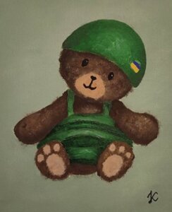 Das Bild Von Illija zeigt einen bruanen Teddybären im grünen Latzgewand und einen grünen Helm.