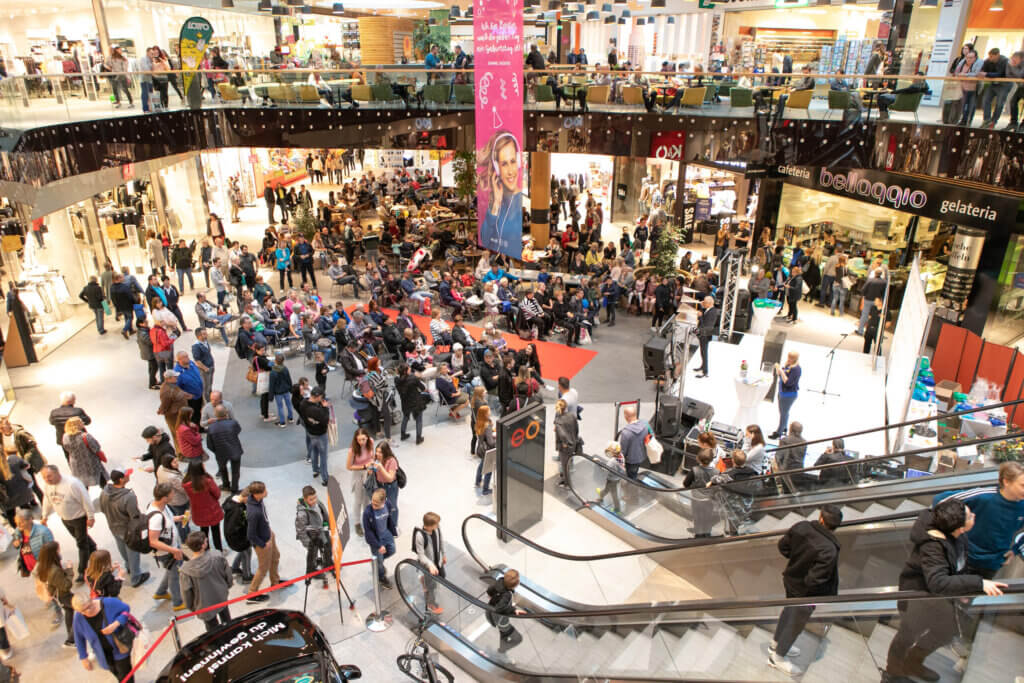 Große MEnschenmenge fotografiert vom zweiten Stock im inneren des Einkaufszentrums Oberwart.
