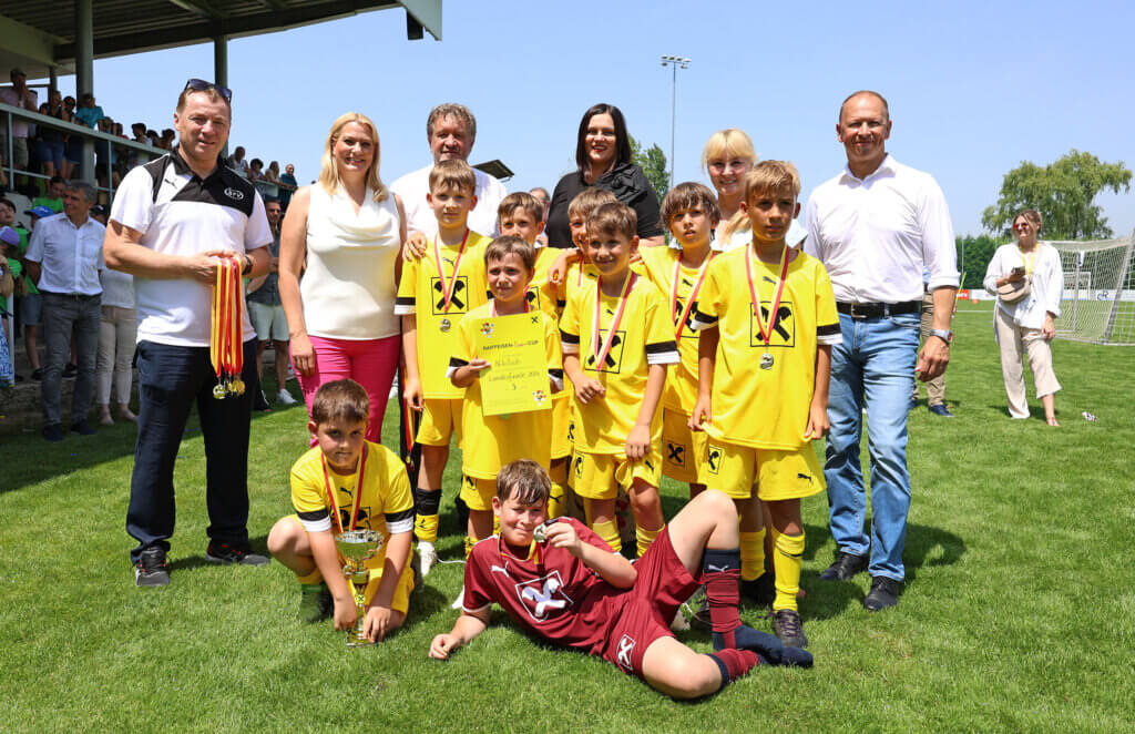 Das Team der Volksschule Nikitsch gemeinsam mit Robert Wieger (Vizepräsident des Burgenländischen Fußballverbandes), Bildungslandesrätin Daniela Winkler, Alfred Lehner (Bildungsdirektor Burgenland), Landeshauptmann-Stellvertreterin Astrid Eisenkopf, Karin Vukman-Artner (Bildungsdirektion Burgenland) wie auch Harald Ziniel (Bildungsdirektion Burgenland)