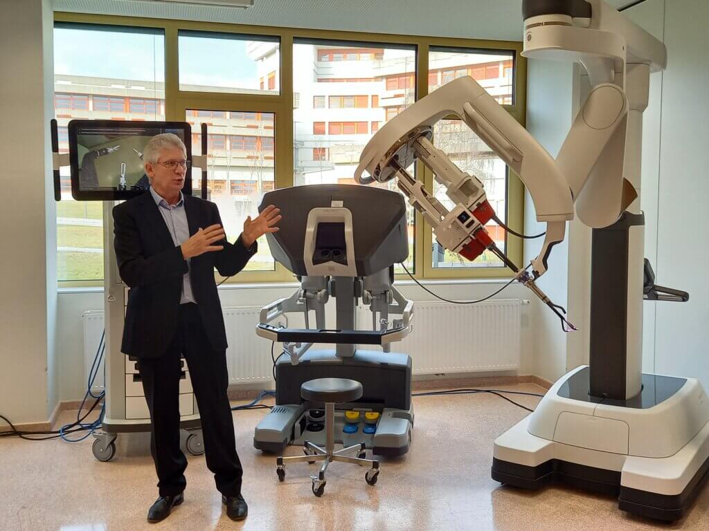 Experte erklärt OP-Roboter-Steuerung in modernem Krankenhausumfeld.